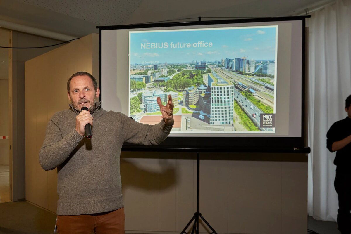 Волож с рендерингом будущей штаб-квартиры Nebius.