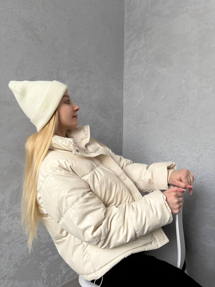 Демисезонные куртки обладают рядом особенностей, которые делают их удобными и практичными в использовании:1. Температурный диапазон: Эти куртки рассчитаны на температуры от +10°C до +15°C, что делает их идеальным выбором для весны и осени, когда погода может быть переменчивой.2. Материалы: Чаще всего используются легкие, но прочные материалы, такие как нейлон, полиэстер или хлопок с водоотталкивающим покрытием. Это обеспечивает защиту от ветра и небольшого дождя.3. Теплоизоляция: Внутри некоторых моделей могут быть использованы утеплители, такие как синтепон или пух, чтобы обеспечить дополнительное тепло без лишнего объема.4. Капюшон: Часто присутствует съемный или встроенный капюшон, который защищает голову и шею от ветра и осадков.5. Карманы: Большинство демисезонных курток имеют удобные карманы, где можно хранить мелкие вещи, такие как ключи, телефон или перчатки.6. Дизайн: Современные модели отличаются разнообразием стилей и цветов, что позволяет легко сочетать их с разными нарядами и создавать уникальные образы.7. Легкость ухода: Благодаря использованию синтетических материалов, многие демисезонные куртки легко стираются и быстро сохнут, что упрощает уход за ними.Эти особенности делают демисезонные куртки универсальными и удобными для повседневной носки в периоды между зимой и летом.