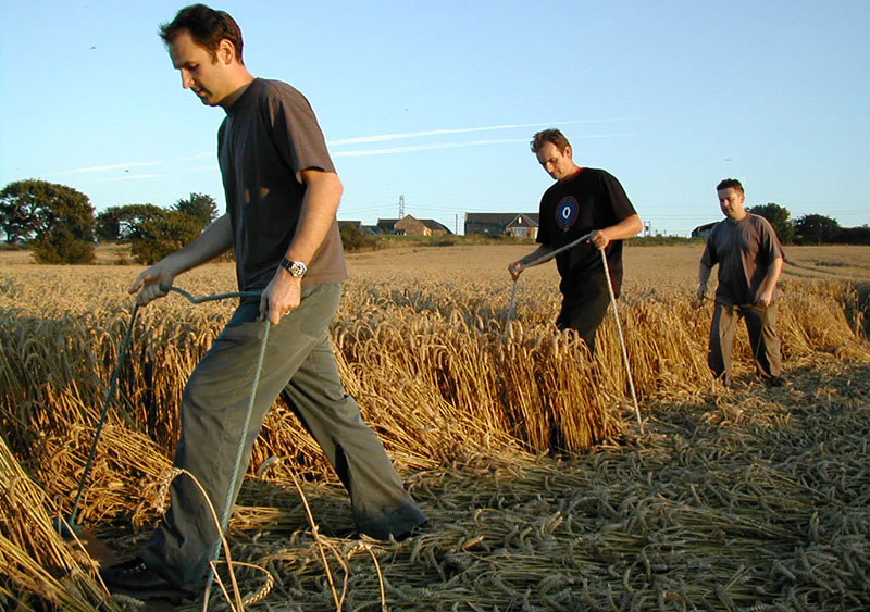 В 2001 году газета «Комсомольская правда» провела свой собственный эксперимент. При помощи веревки, кола и мотоблока они сделали на поле несколько загадочных кругов. А дырку от кола, на который наматывали веревку, немного подровняли пивной бутылкой (именно она и сыграла решающую роль).