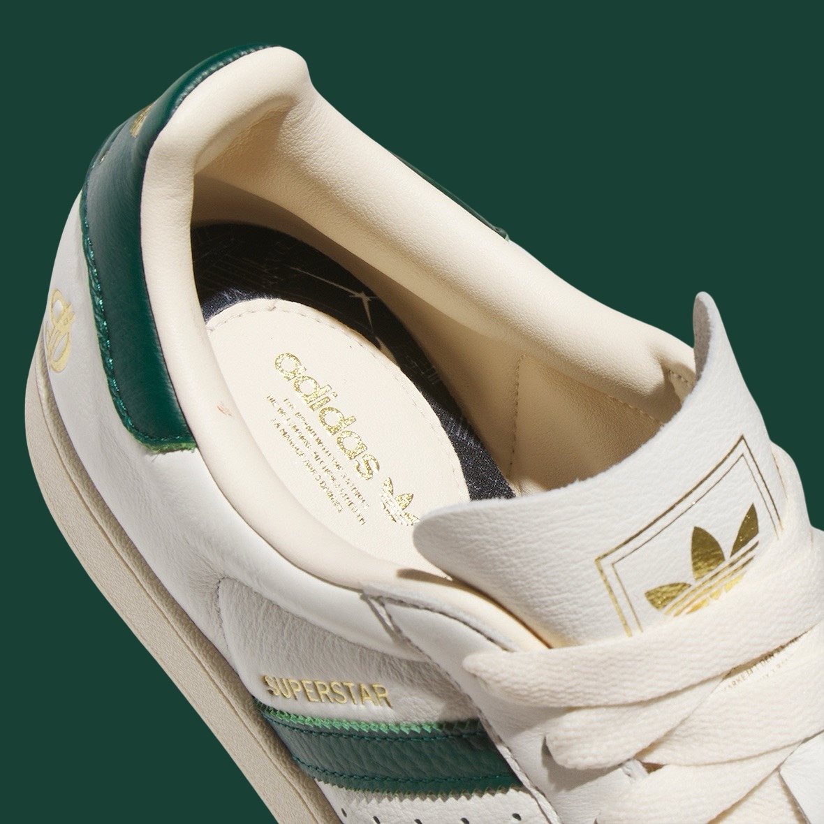 Под язычком и на стельке также имеется скрытая надпись «The Brand with the 3 Stripes». Эти персонализированные детали подчеркивают уникальность и эксклюзивность кроссовок.