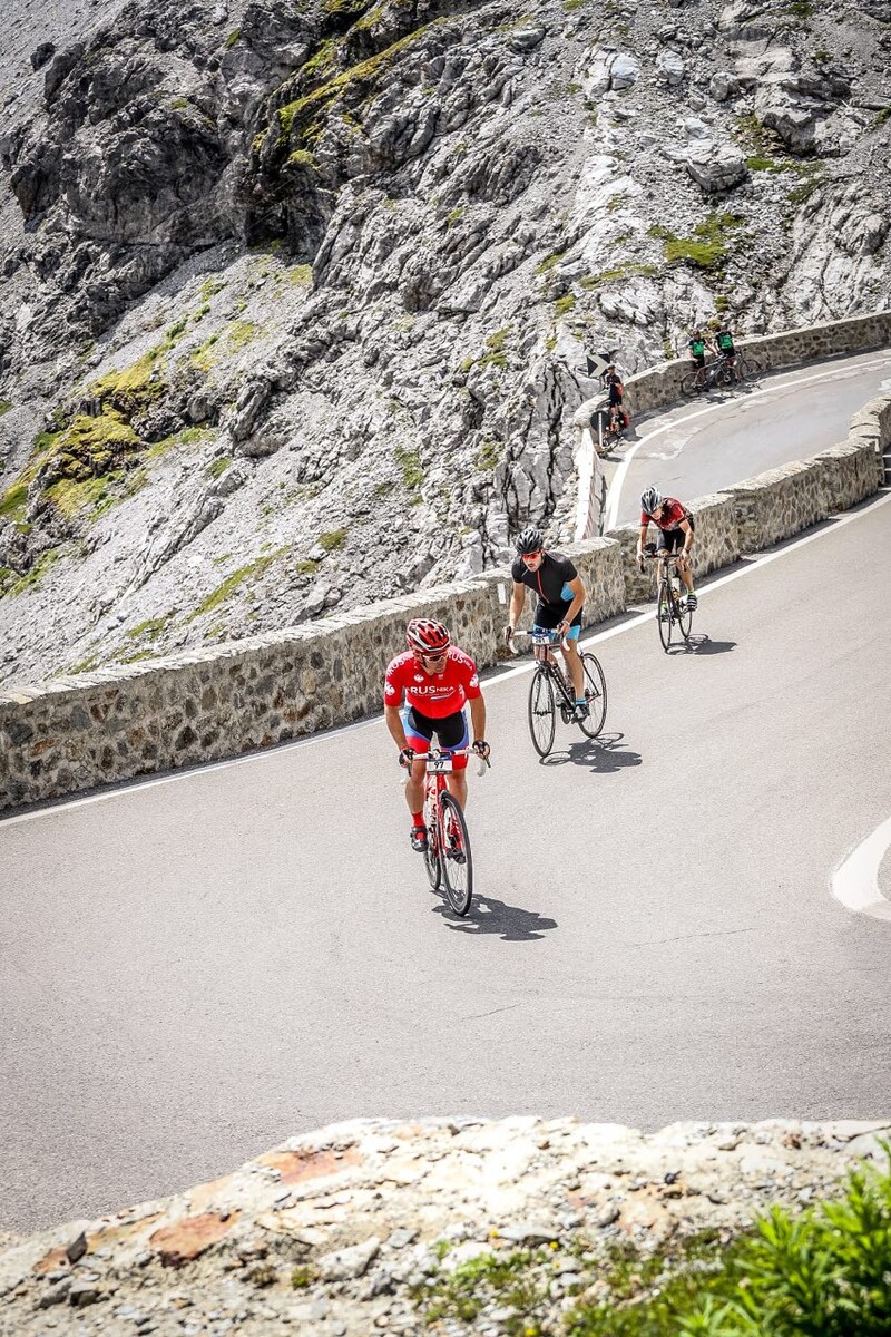 Подъем в Passo dello Stelvio на высоту 2757 метров 