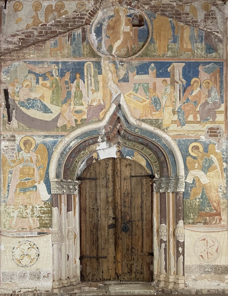 Фрески на западном фасаде собора