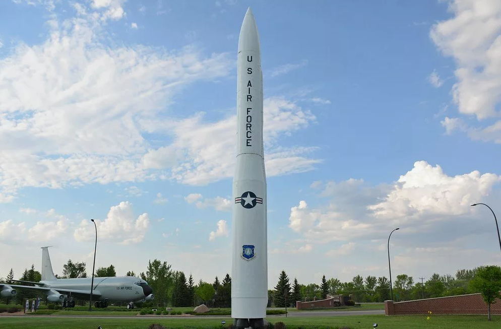 На базе ракеты "Минитмен-1" американцы собирались сделать два мобильных проекта, БЖРК "Биг Стар" и полярную программу "Ледяной червь". Обе, к счастью так и остались на стадии "высокой степени готовности". Фото ВВС США