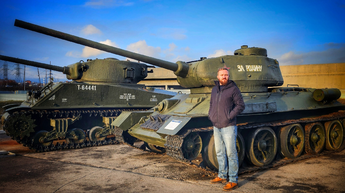 Подошёл сфотографироваться с дедом, а в кадр влез какой-то древний янки.