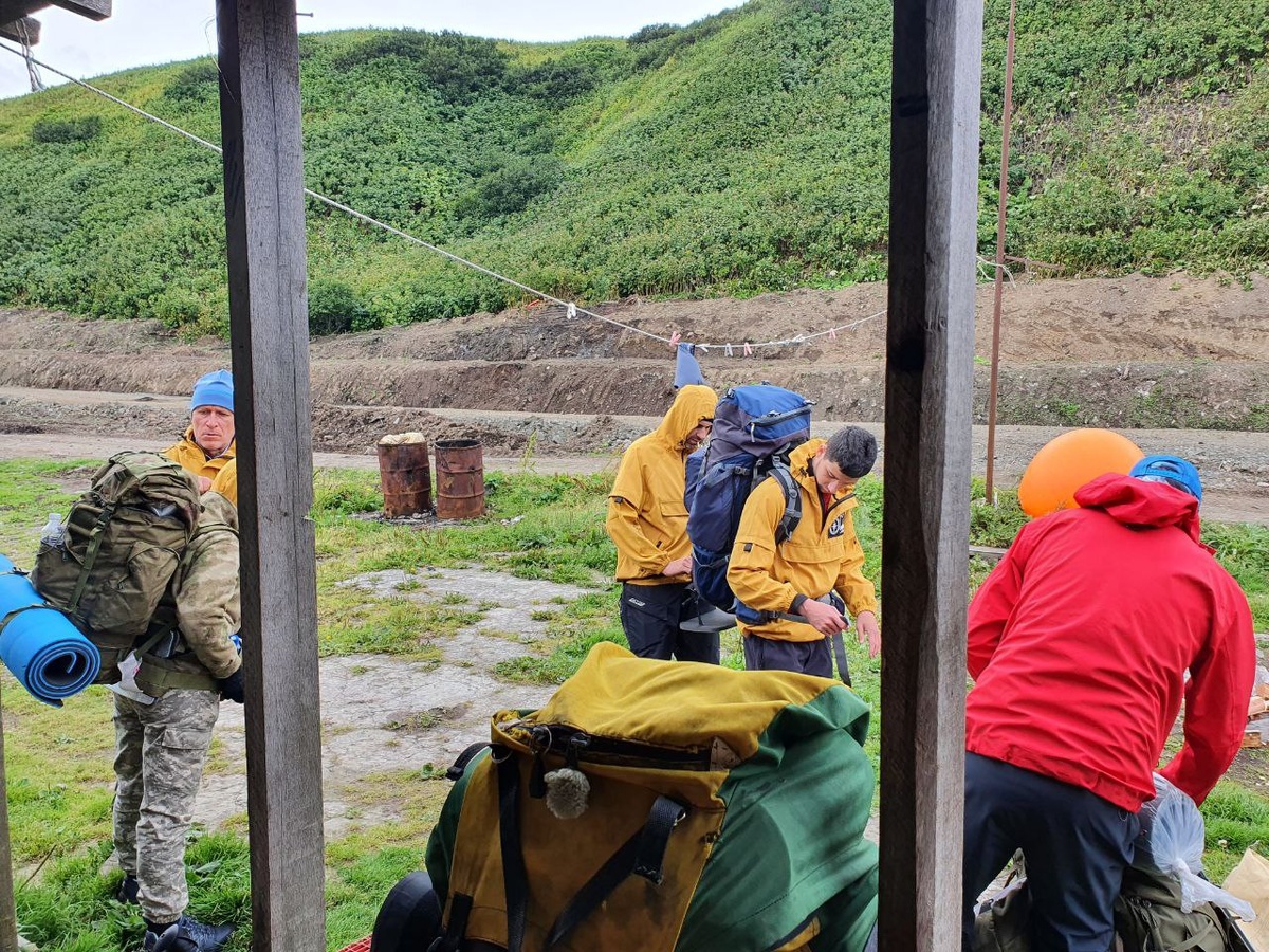 Под рюкзаки!