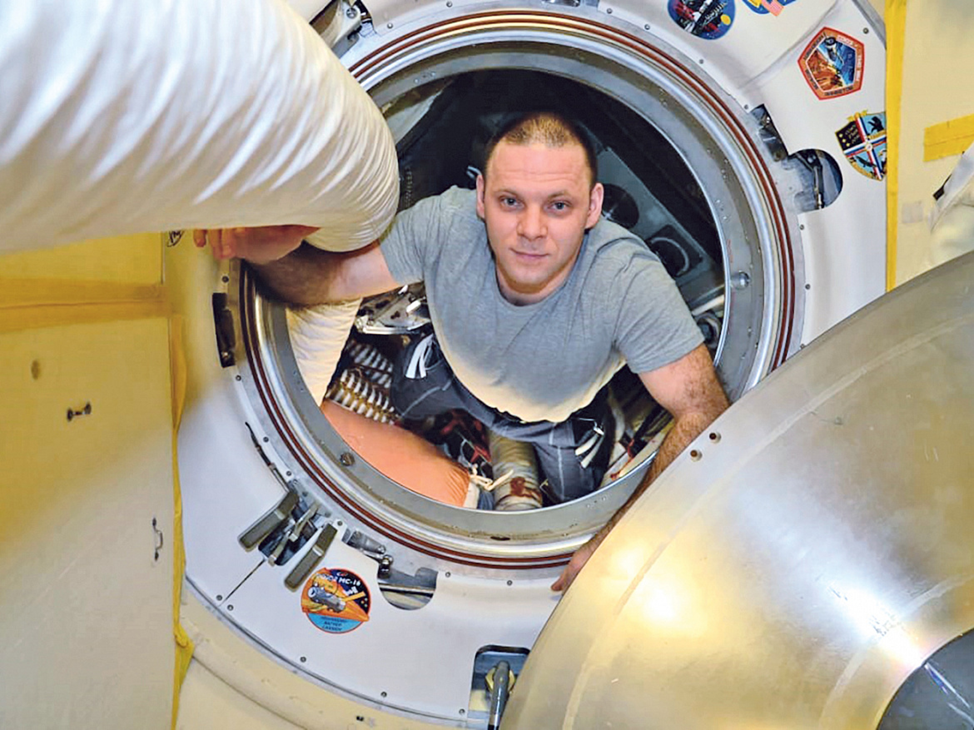 Иван Вагнер работает в грузовом корабле. Фото: Роскосмос