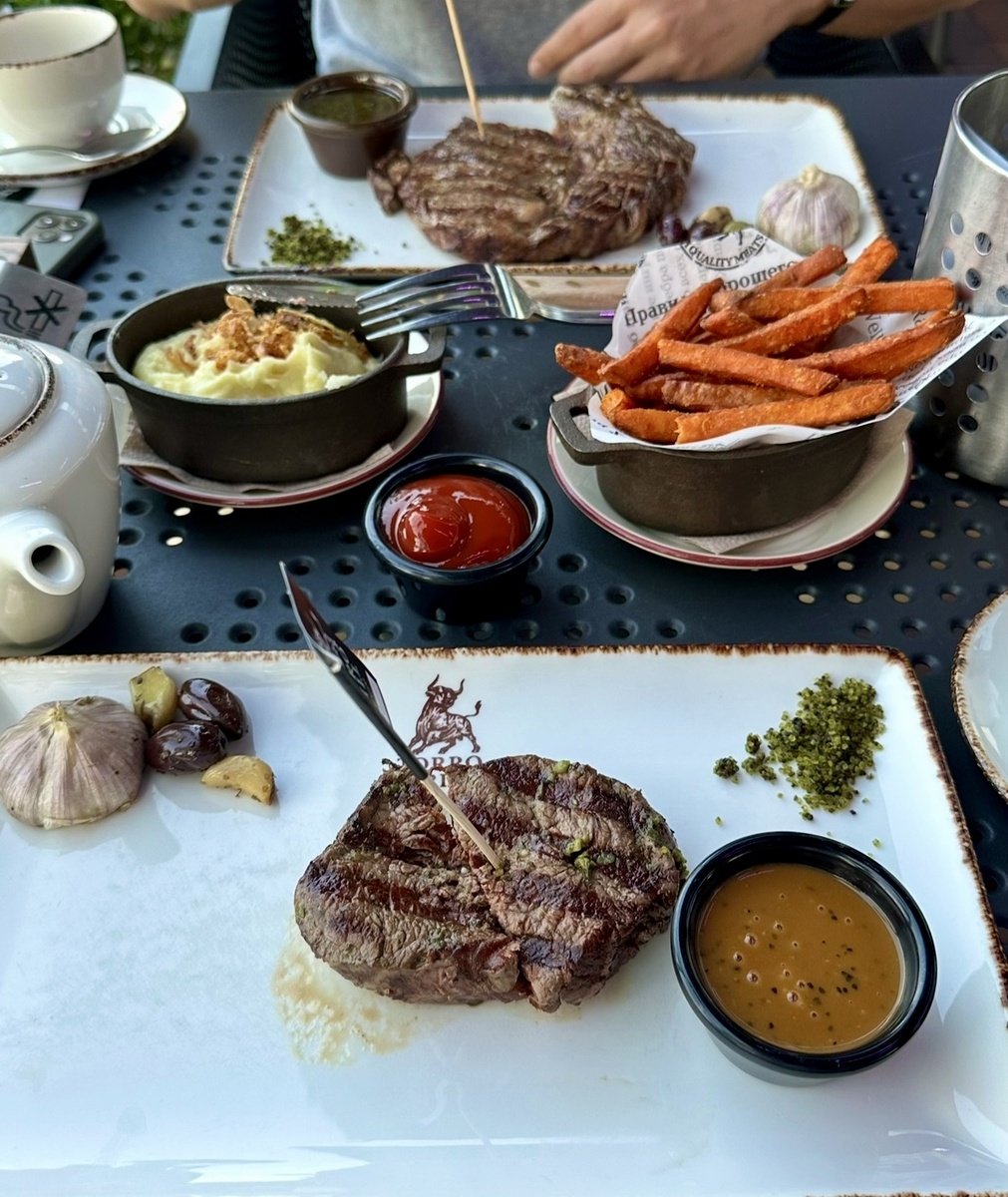 Стейки в Torro Grill на Верхнем озере, от 1790 руб. и выше 