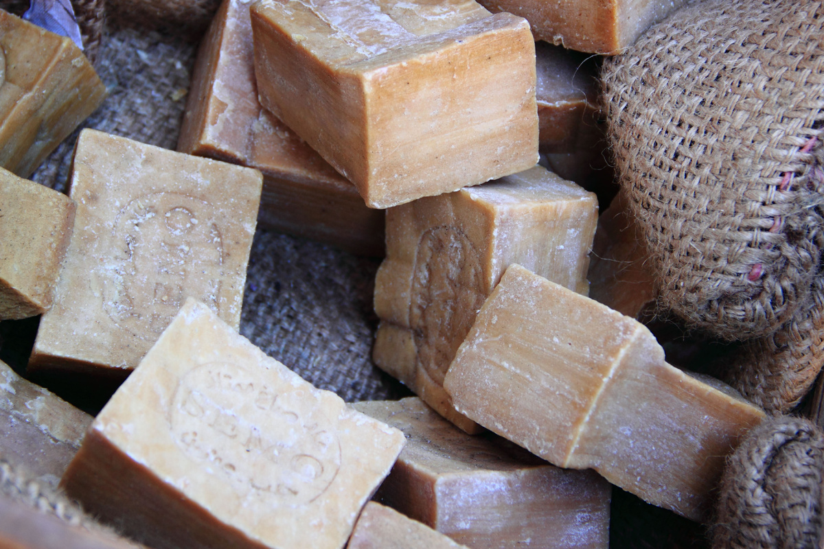     5 материалов, которые нельзя стирать с мылом