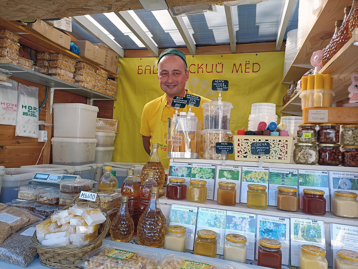 Равшан в медовой лавке всегда встречает гостей улыбкой