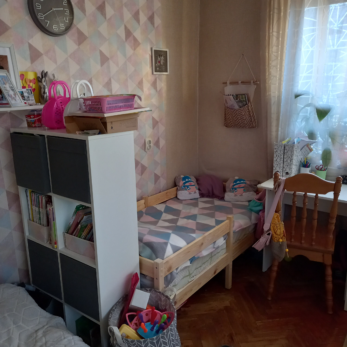 Теперь у старшей дочери есть свой уголок. Когда ложишься в кровать, ощущаешь, будто это твоя маленькая комнатка.  