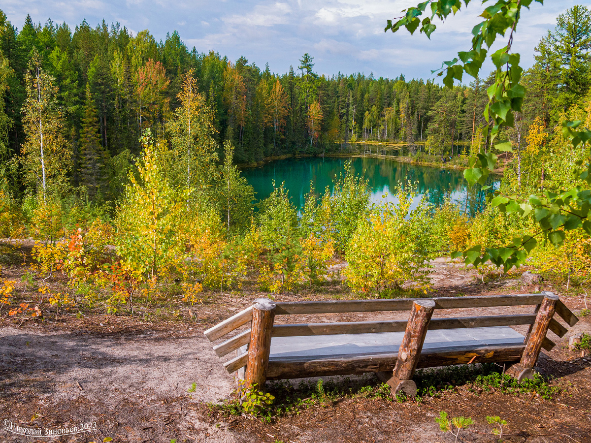 Лавочки выполнены в национальном колорите с коми орнаментом