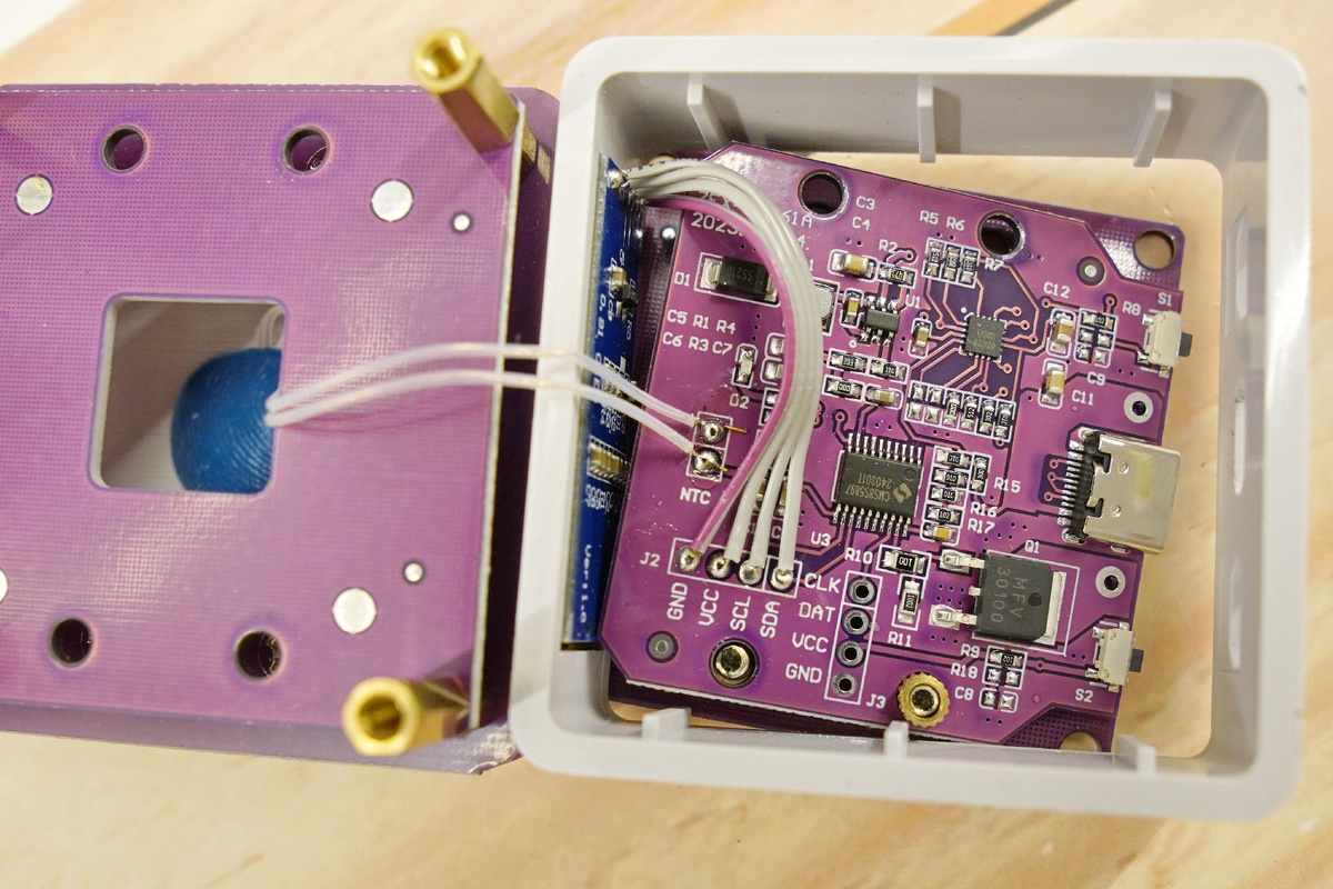 Китаец оставил большой отчечаток своего пальца на  подогреве, аж противно