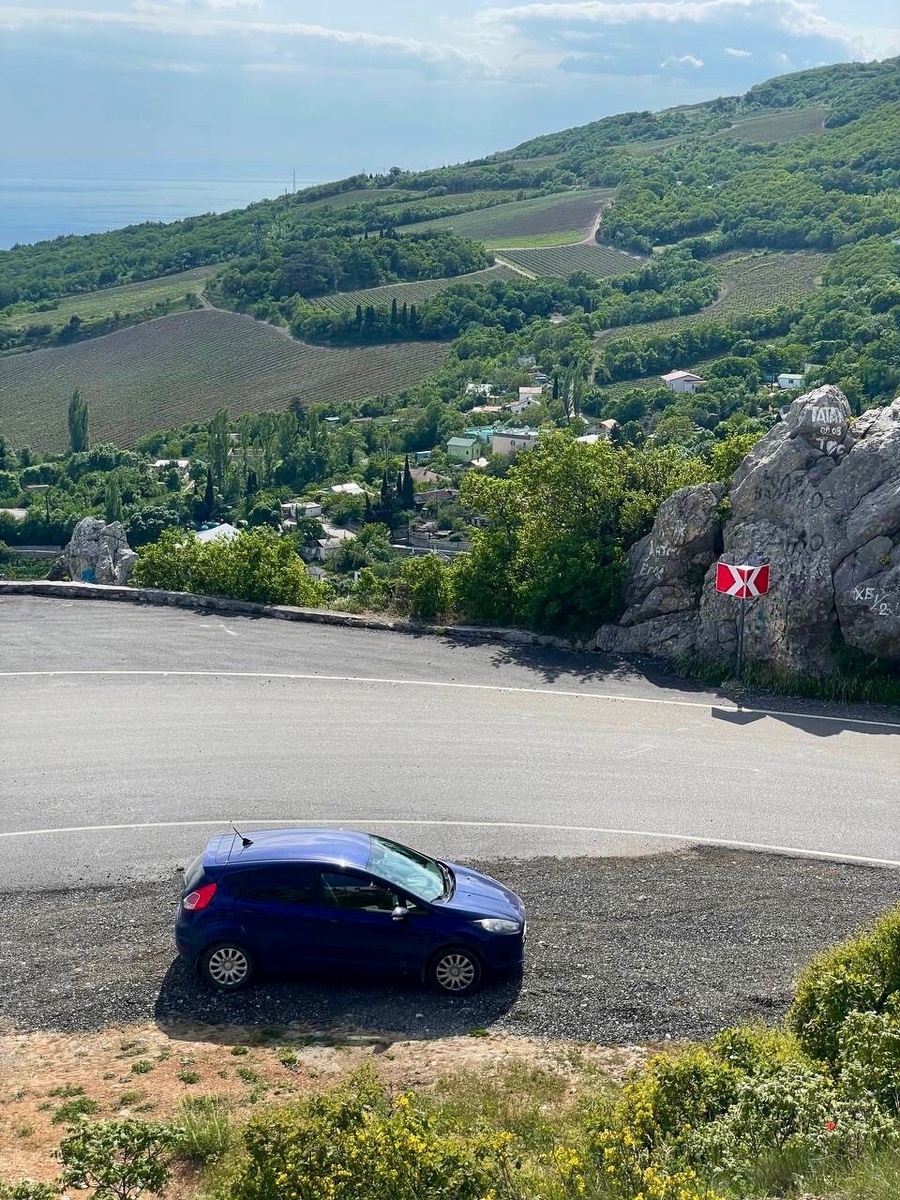 Голубой Залив — посёлок городского типа на южном берегу Крыма.