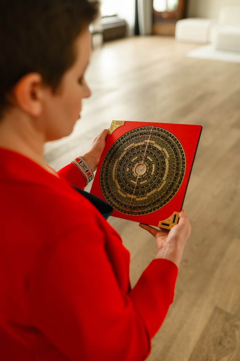 Светлана Крылова - мастер фэн-шуй и Ба Цзы, 23 октября на закрытом показе художественного фильма про китайскую астрологию «Направление», провела пресс конференцию, на которой предсказала исход выборов США, окончание СВО и страшную эпидемию 26-го года. Ранее в этом же году с точностью до часа предсказала события в Крокусе.