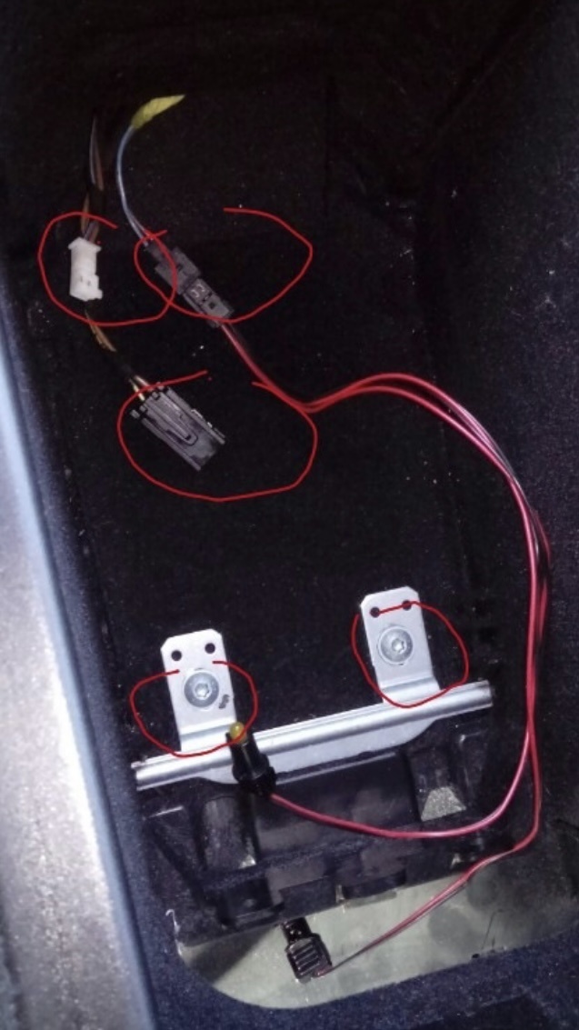 Разъединяем все фишки, у кого то может быть больше все зависит от комплектации машины, и так же откручивем 2 винта