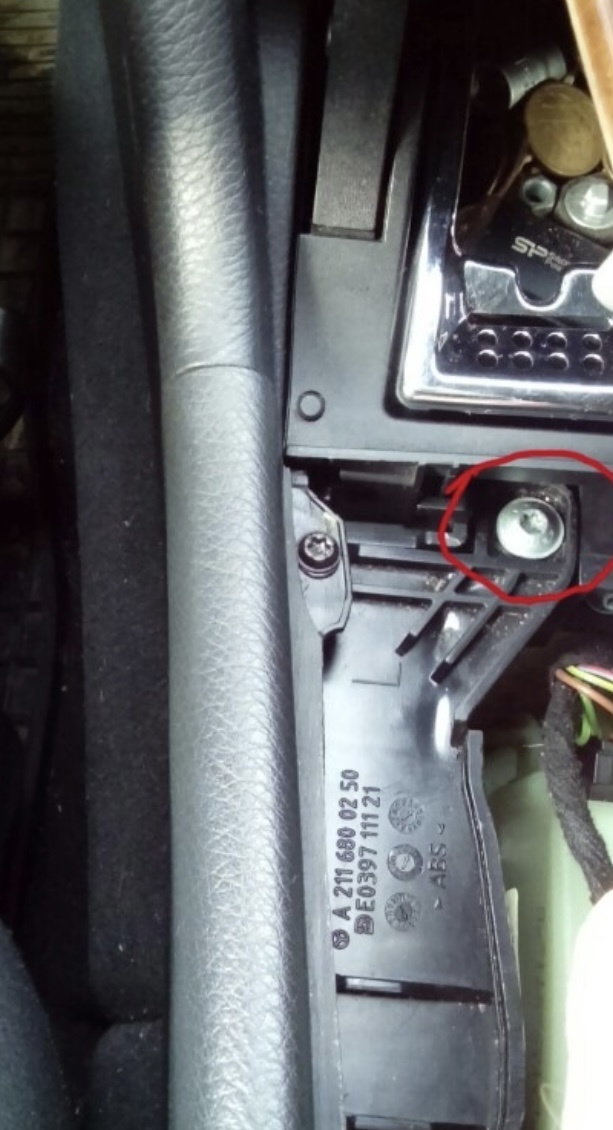 В дальнейшем откручиваем 2 винта в передней части где находится пепельница с обеих сторон