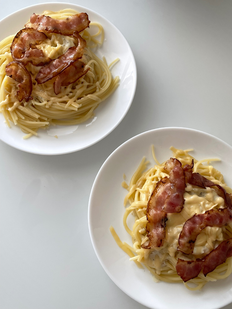 Паста Карбонара – это одно из самых известных блюд итальянской кухни, которое покорило сердца гурманов во всем мире своей простотой и изысканным вкусом. В этом рецепте нет ничего сложного, но есть несколько нюансов, которые помогут вам создать идеальное блюдо.