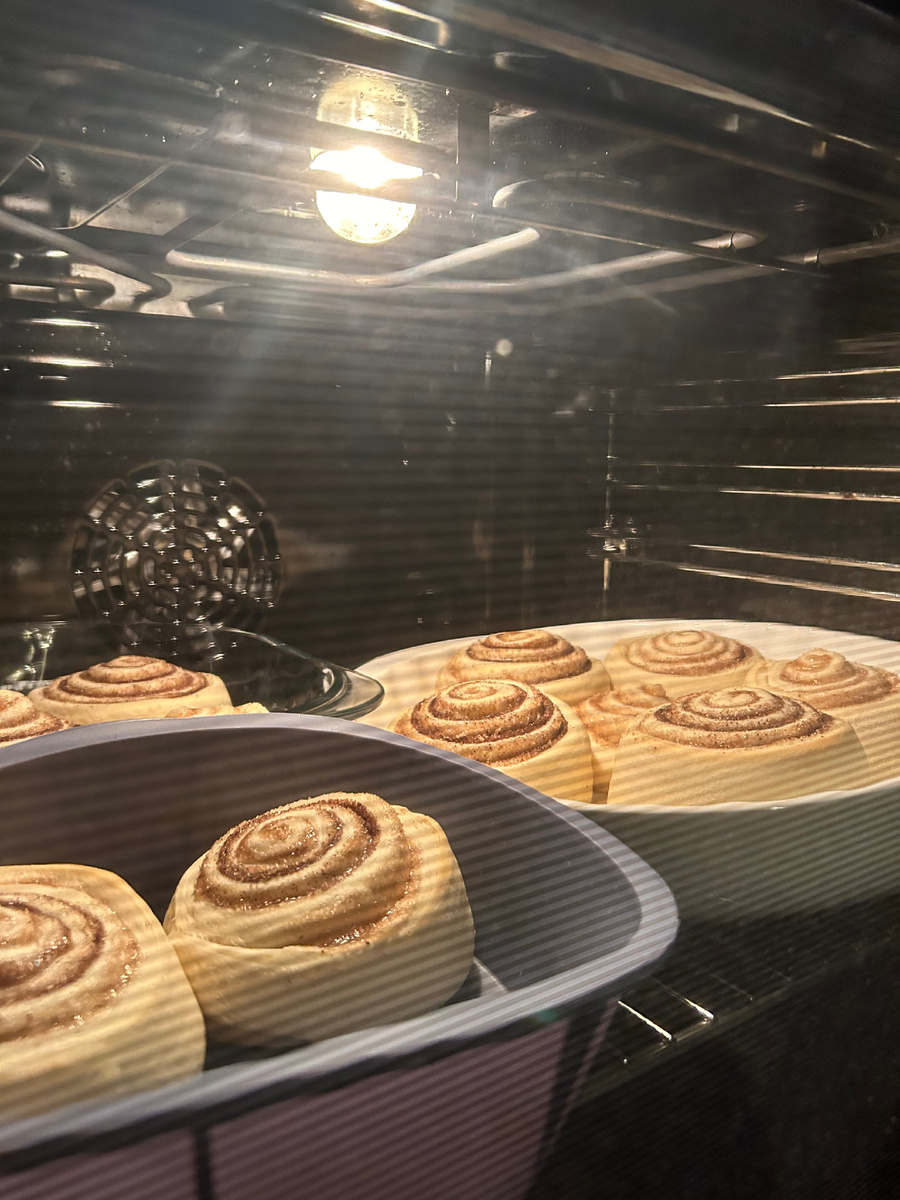 Синнабон – это знаменитое лакомство с корицей, которое покорило сердца миллионов людей по всему миру. Если вы хотите попробовать свои силы в приготовлении этих ароматных булочек у себя на кухне, следуйте нашему простому рецепту.