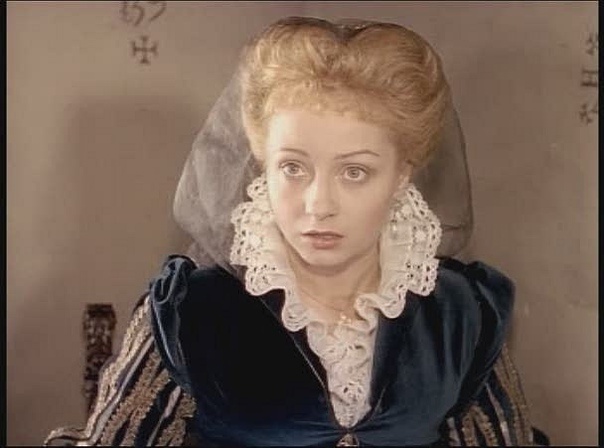    Евгения Добровольская в роли королевы Марго. Фото: социальные сети