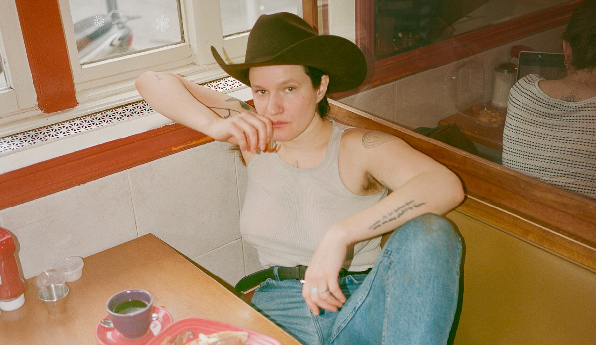 фото: https://www.nytimes.com/2024/03/11/arts/music/adrianne-lenker-bright-future.html