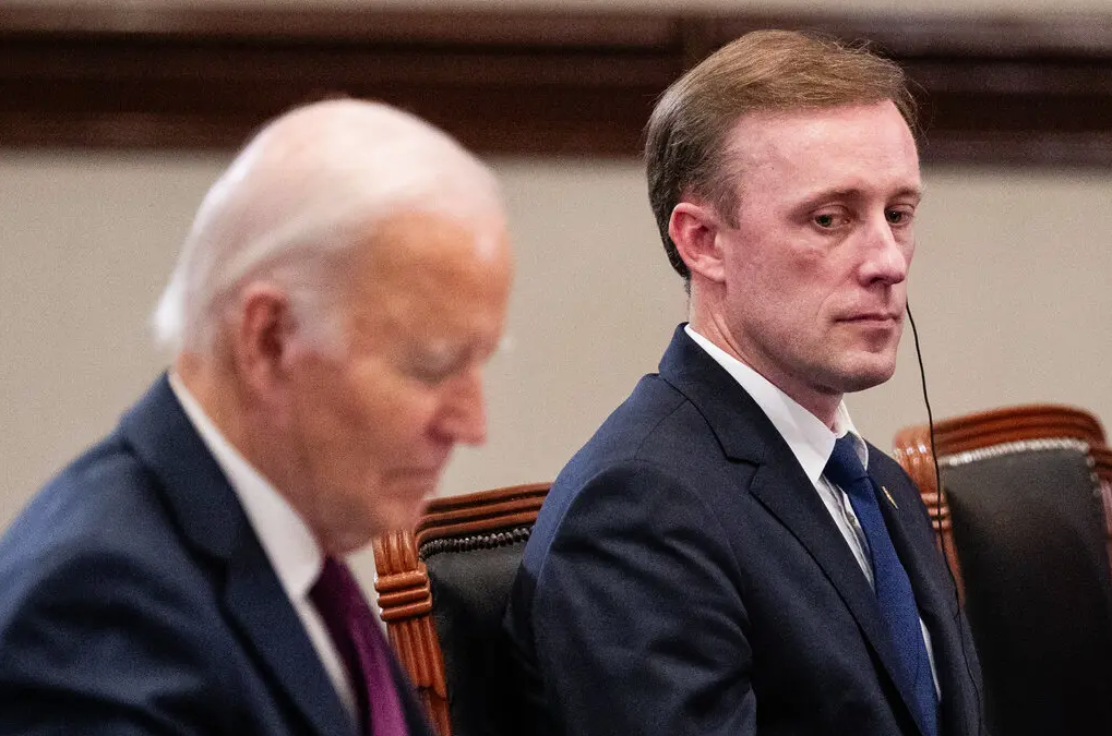 Джейк Салливан, советник президента Байдена по национальной безопасности, с президентом в ноябре. Вместе с Уильямом Дж. Бернсом, директором ЦРУ, г-н Салливан был направлен для отправки серии предупреждений г-ну Путину © Eric Lee/The New York Times