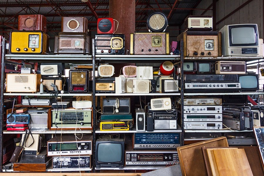 Фотография: Изображение старых радиоприемников и других электронных устройств