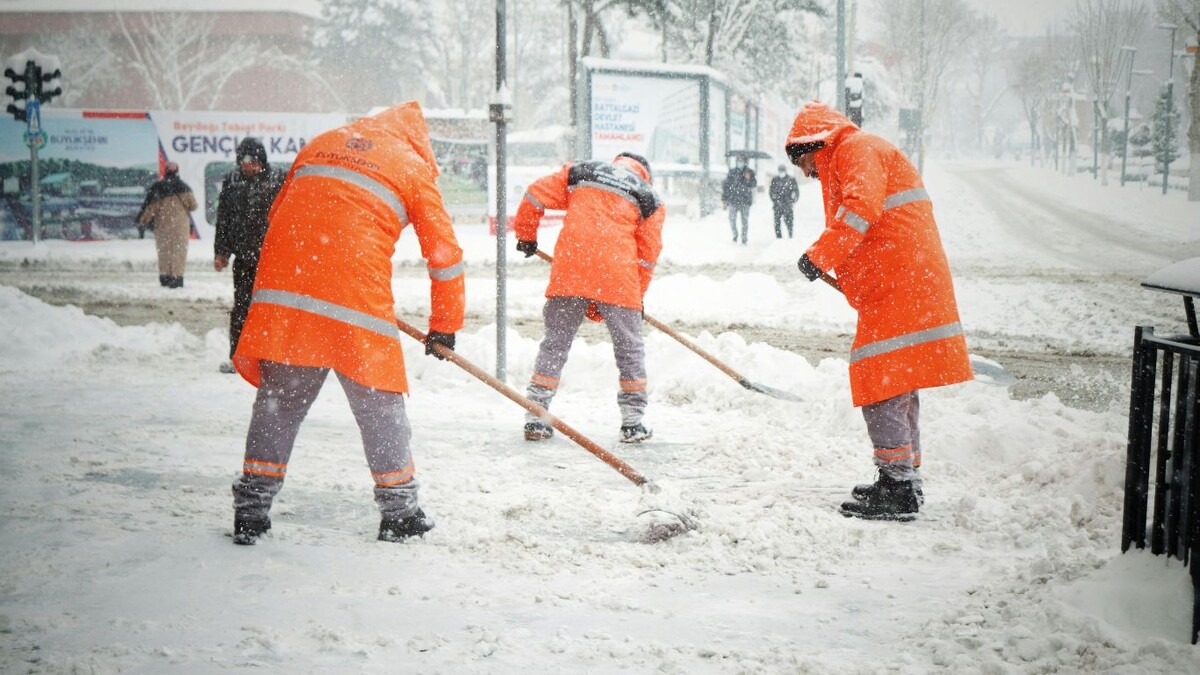 Как выжить зимой: советы врачей для строителей, водителей и офисных работников