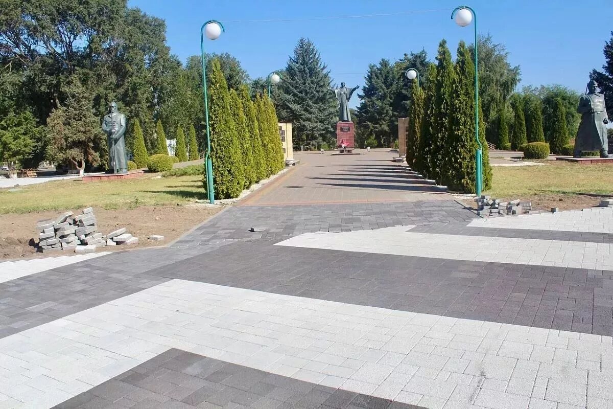 Центральную площадь станицы Новопокровской, где покоится прах пионера-героя Вани Масалыкина, благоустраивают по нацпроекту.
Фото: пресс-служба администрации Краснодарского края