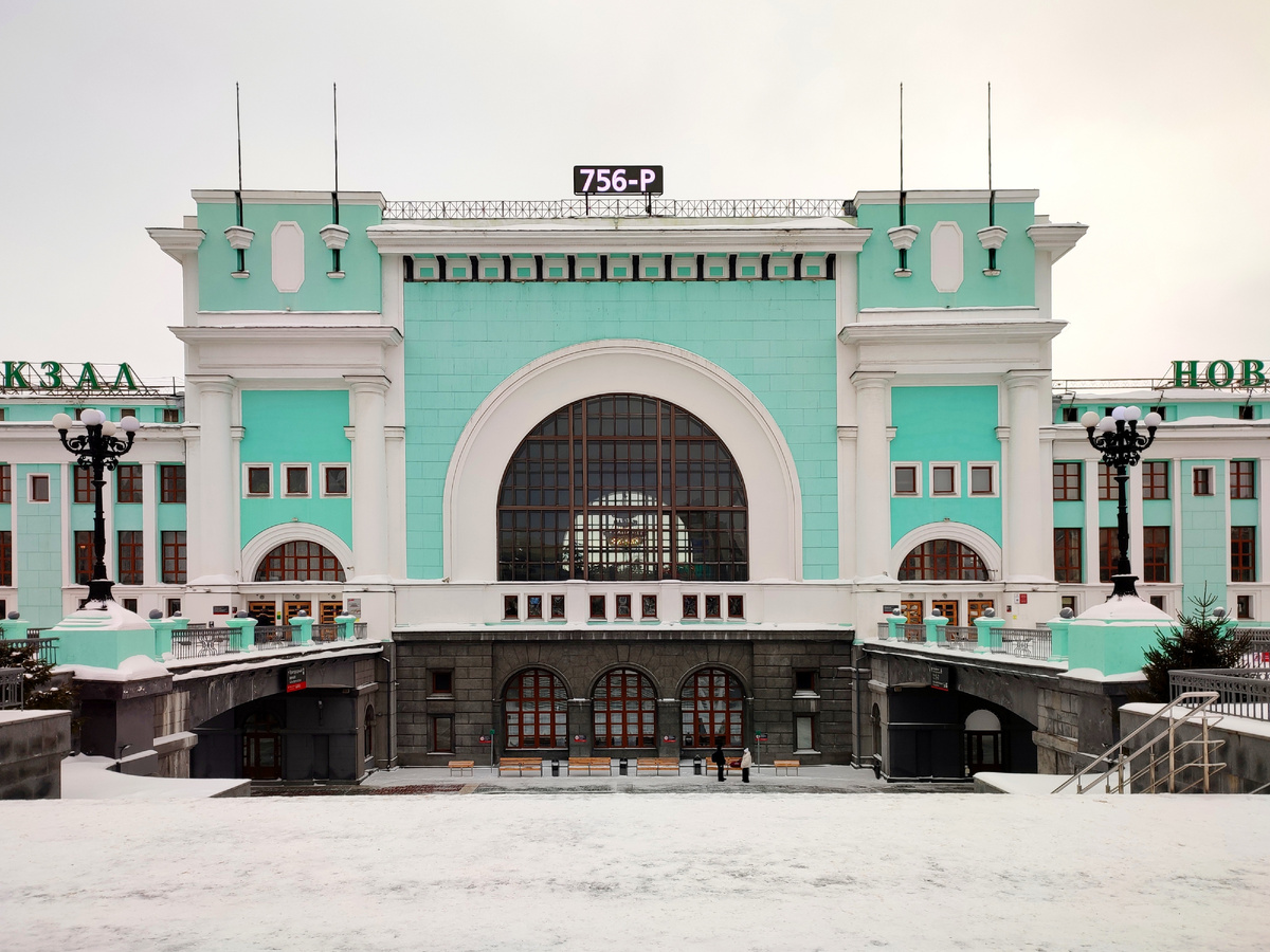 А коричневая, каменная часть - подземная, два этажа. 