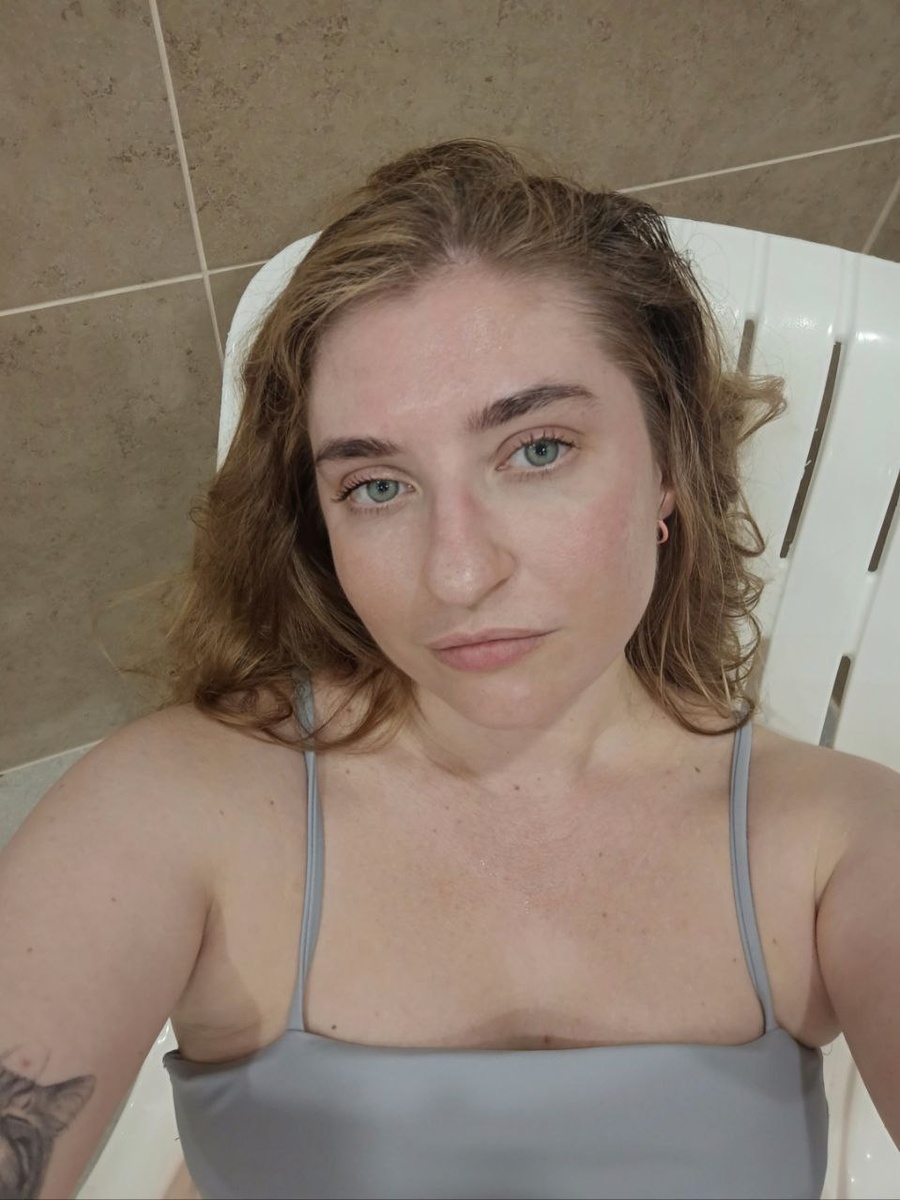 Обессиленная счастливая желешка после тренировки и сауны