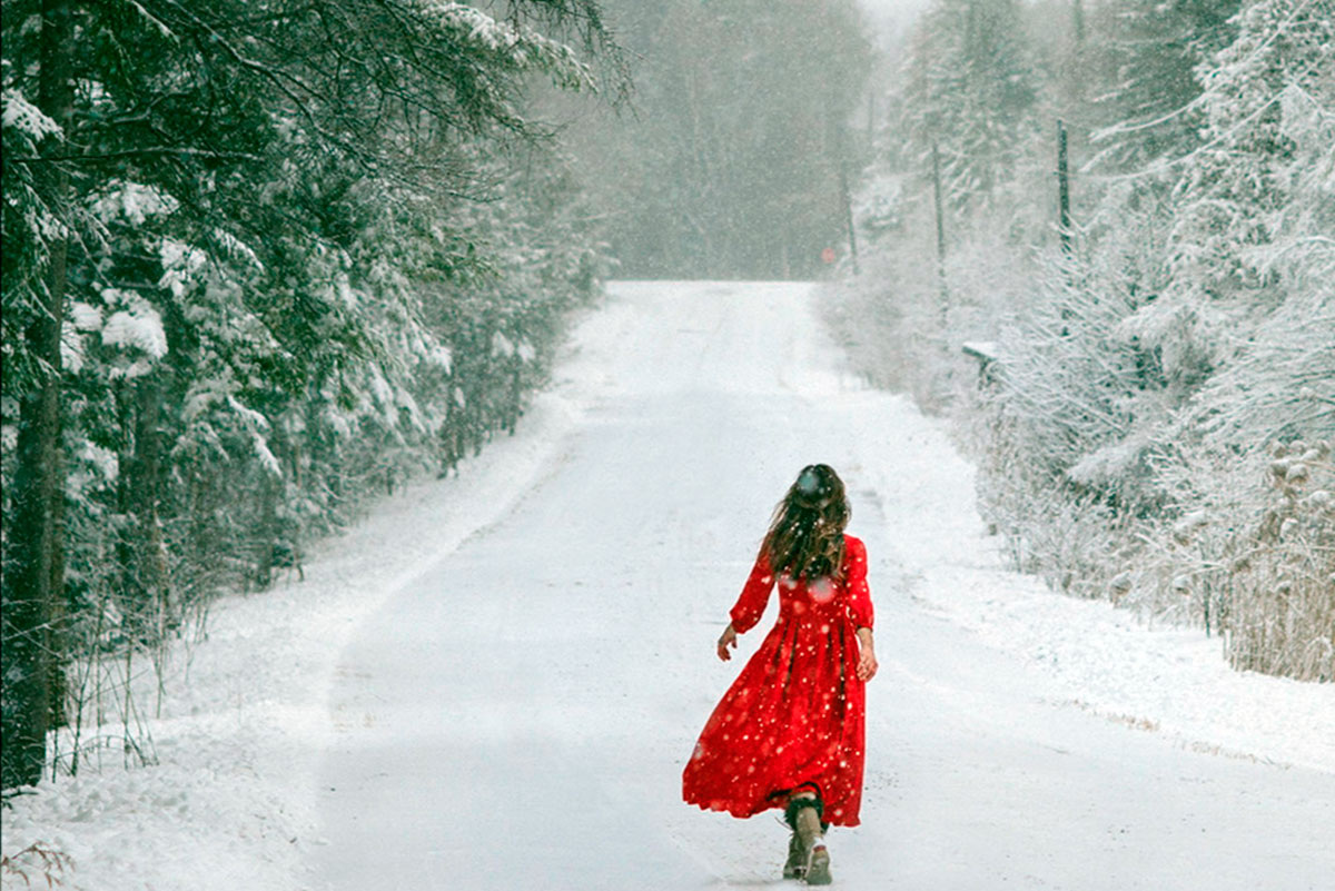 В драме присутствует таинственный и авантюрный элемент, который связан с риском и поиском острых ощущений