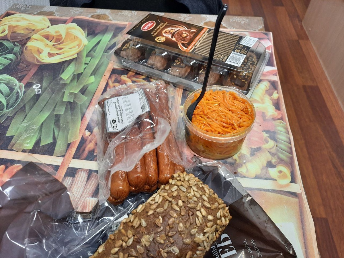 Я дошел до ближайшего супермаркета и сам сформировал себе ужин (переходящий в завтрак).