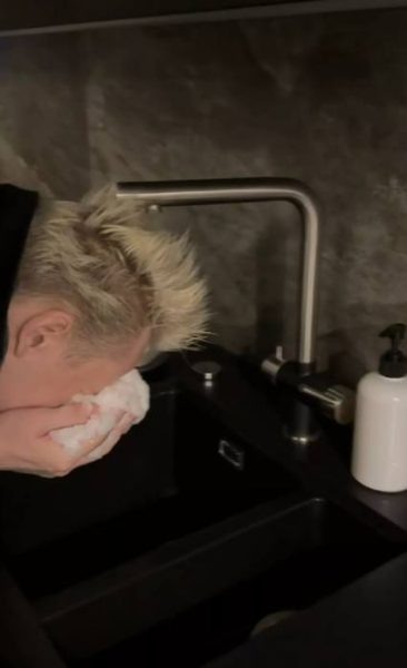    SHAMAN показал, как наносит на лицо настоящую мужскую маску, фото: соцсети