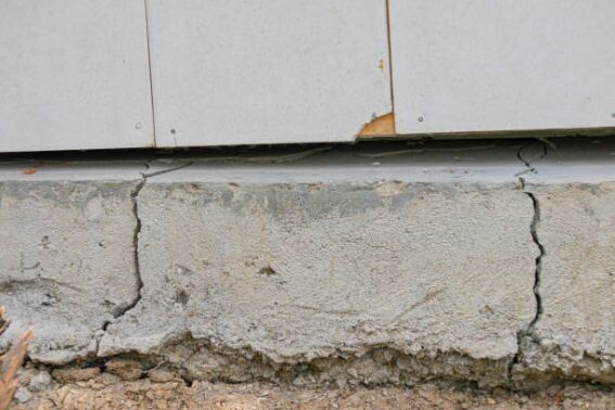 Новый фундамент начал трескаться, то есть портиться, причем фатально