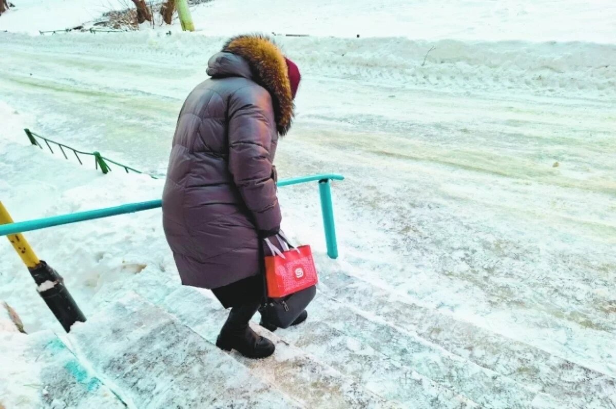    В Томске усилена обработка тротуаров противогололедными смесями