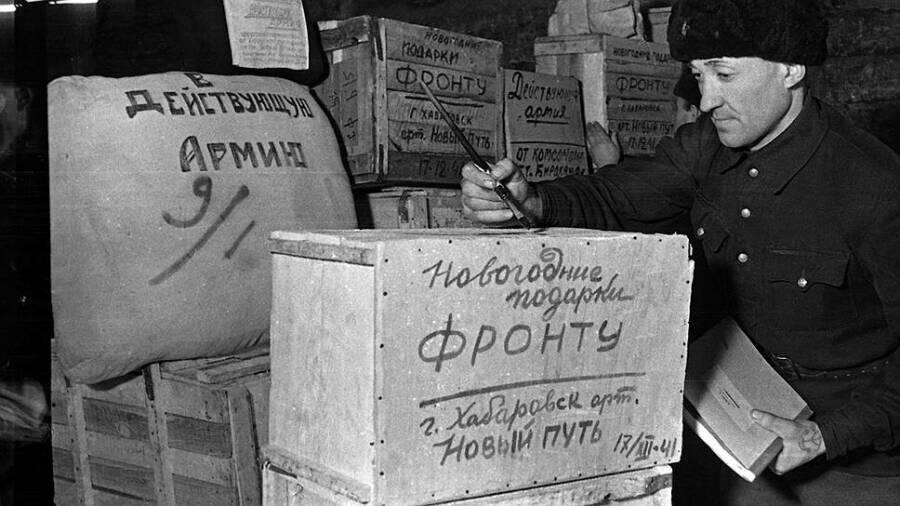 Посылки, которые фронтовики получали из тыла от незнакомых людей в качестве новогодних подарков, делились на сельские и городские. Сельские почти полностью состояли из продуктов. Городские - чаще всего содержали канцелярские товары