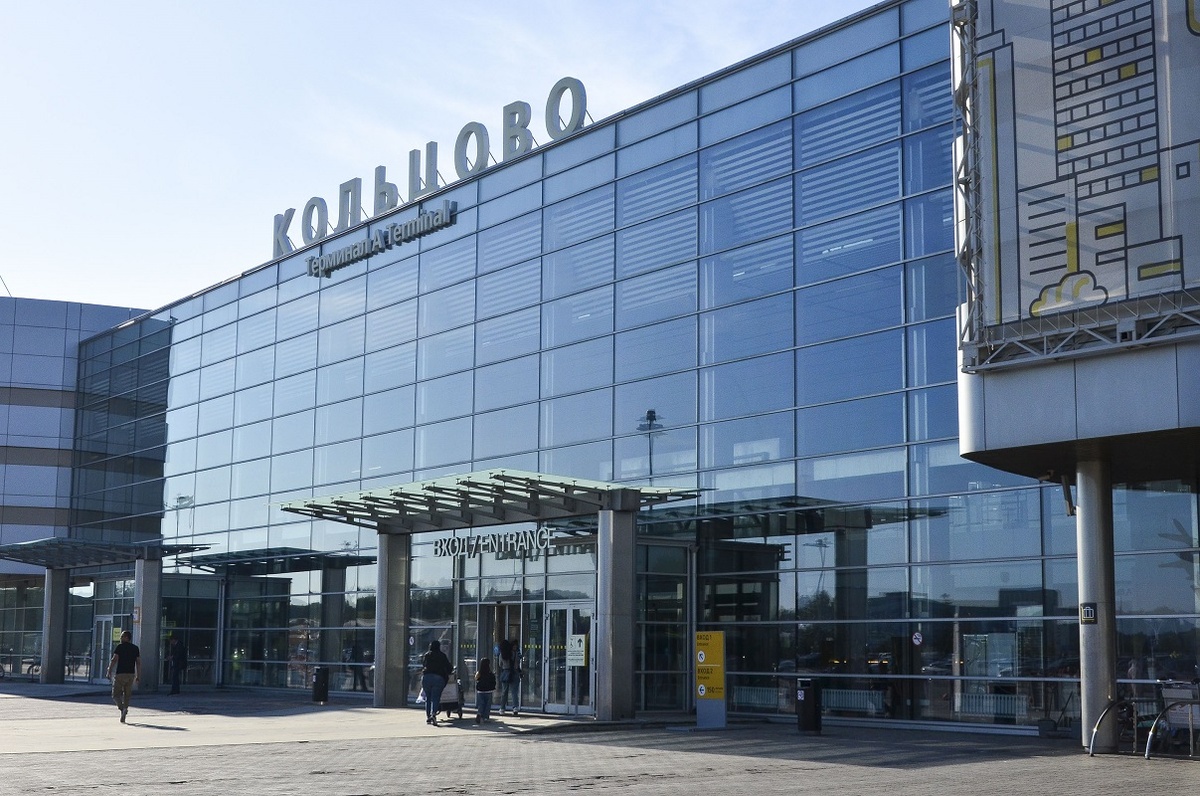 После посадки самолета депутата вместе с его спутницей доставили в отдел полиции.  Фото: ФедералПресс / Дмитрий Шевалдин