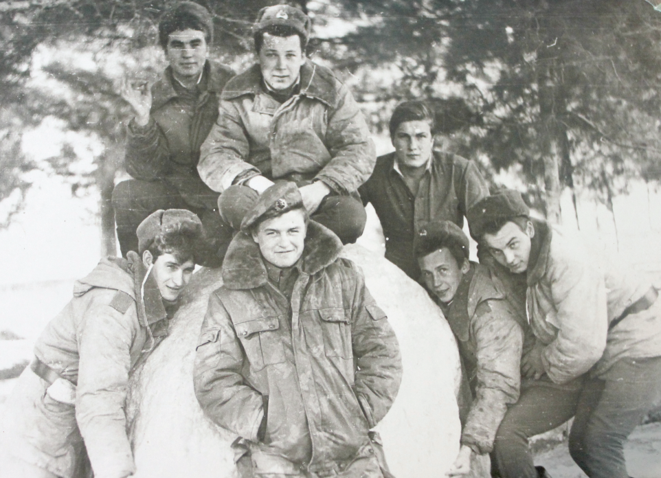 Афганистан. Александр Николаевич (стоит в центре) со своими сослуживцами.