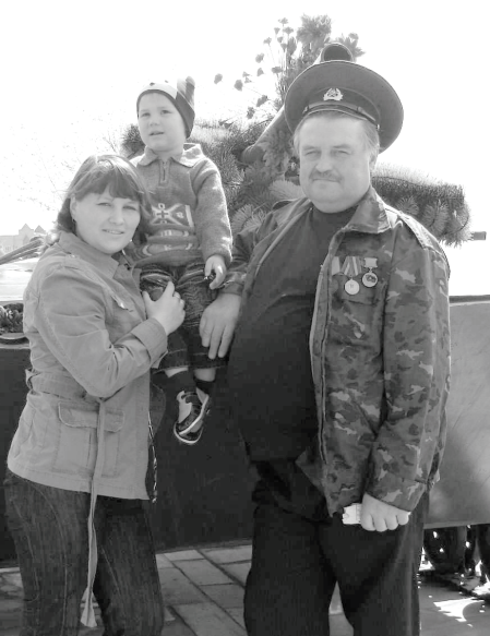 Александр Николаевич с дочерью и внуком у памятника воинам-афганцам в День пограничника в г. Красноярске. 2009 год.