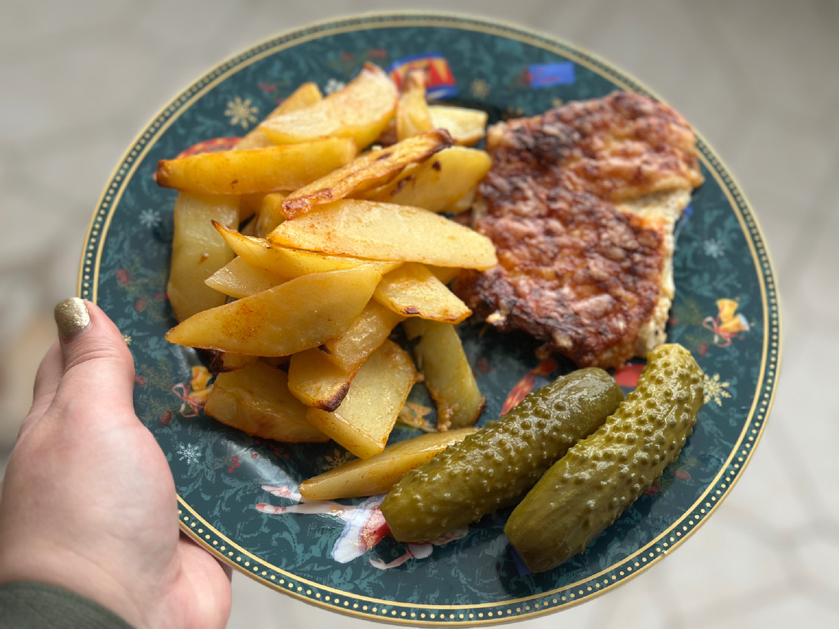 Картофель запеченый, мясо по-французски, огурчики маринованные