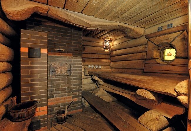 Пример русской парной. Печь с закрытой каменкой, массивные полки.