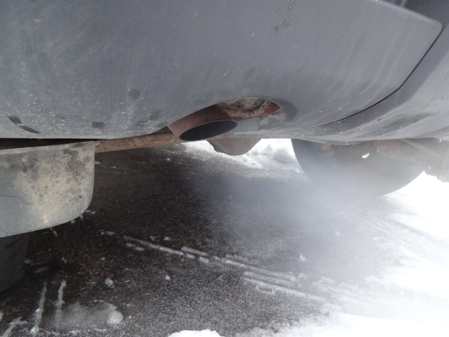 Белый пар из глушителя