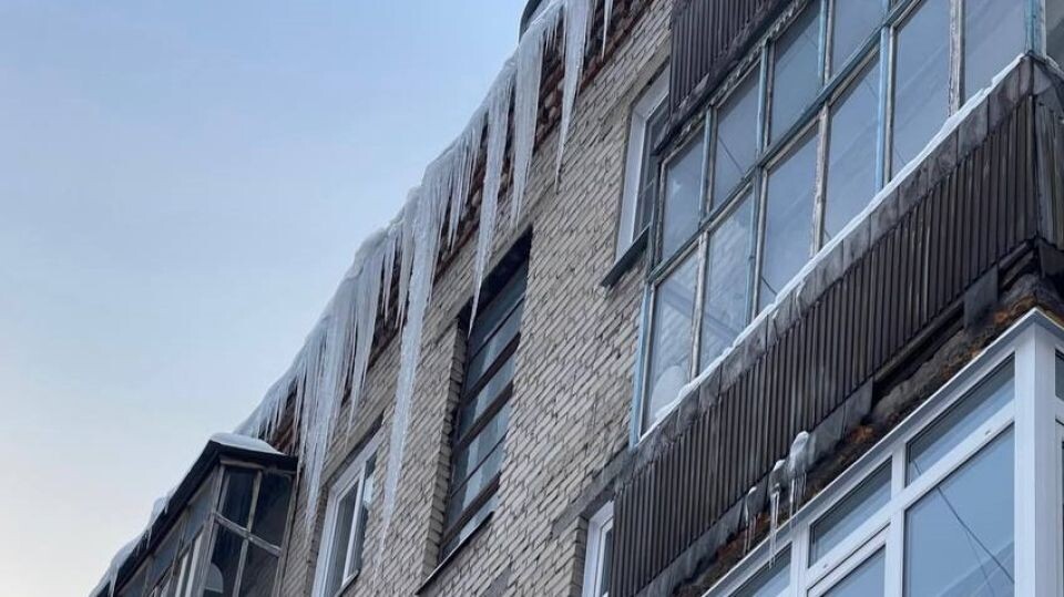    Сосульки на крыше. Источник: t.me/onf_barnaul