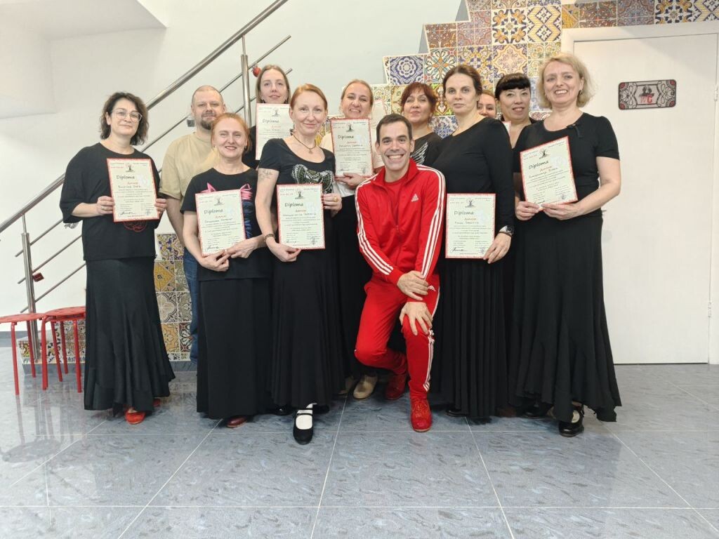 Хуан Диего Фернандез и участники мастер-класса в Новосибирске из разных городов. Фото из личного архива семьи Фернандез