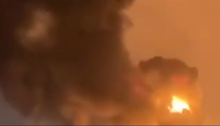    Дым над заводом "Оргсинтез" в Казани / кадр из видео очевидца