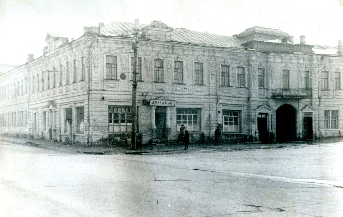 
При советской власти, вплоть до 1986 года, первый этаж дома Кучина занимала аптека, на втором располагались хлебный магазин и жилые комнаты.