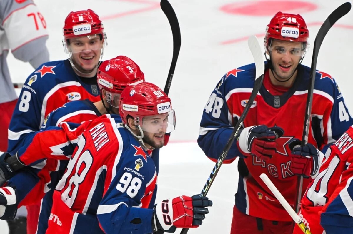    Игроки ПХК ЦСКА. Слева на первом плане — автор гола игрок ПХК ЦСКА Максим Мамин.