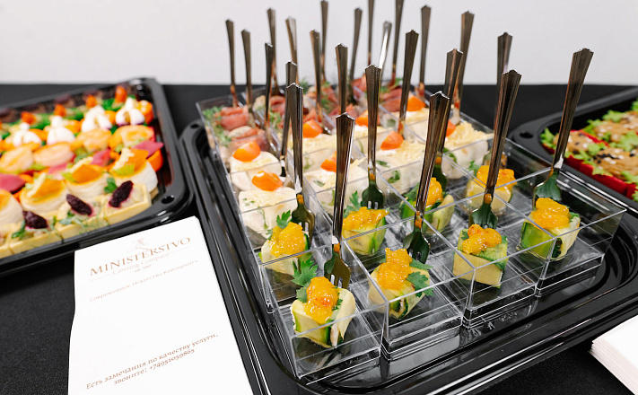 Готовый "Офисный фуршет" на 15 персон с горячими закусками и десертами