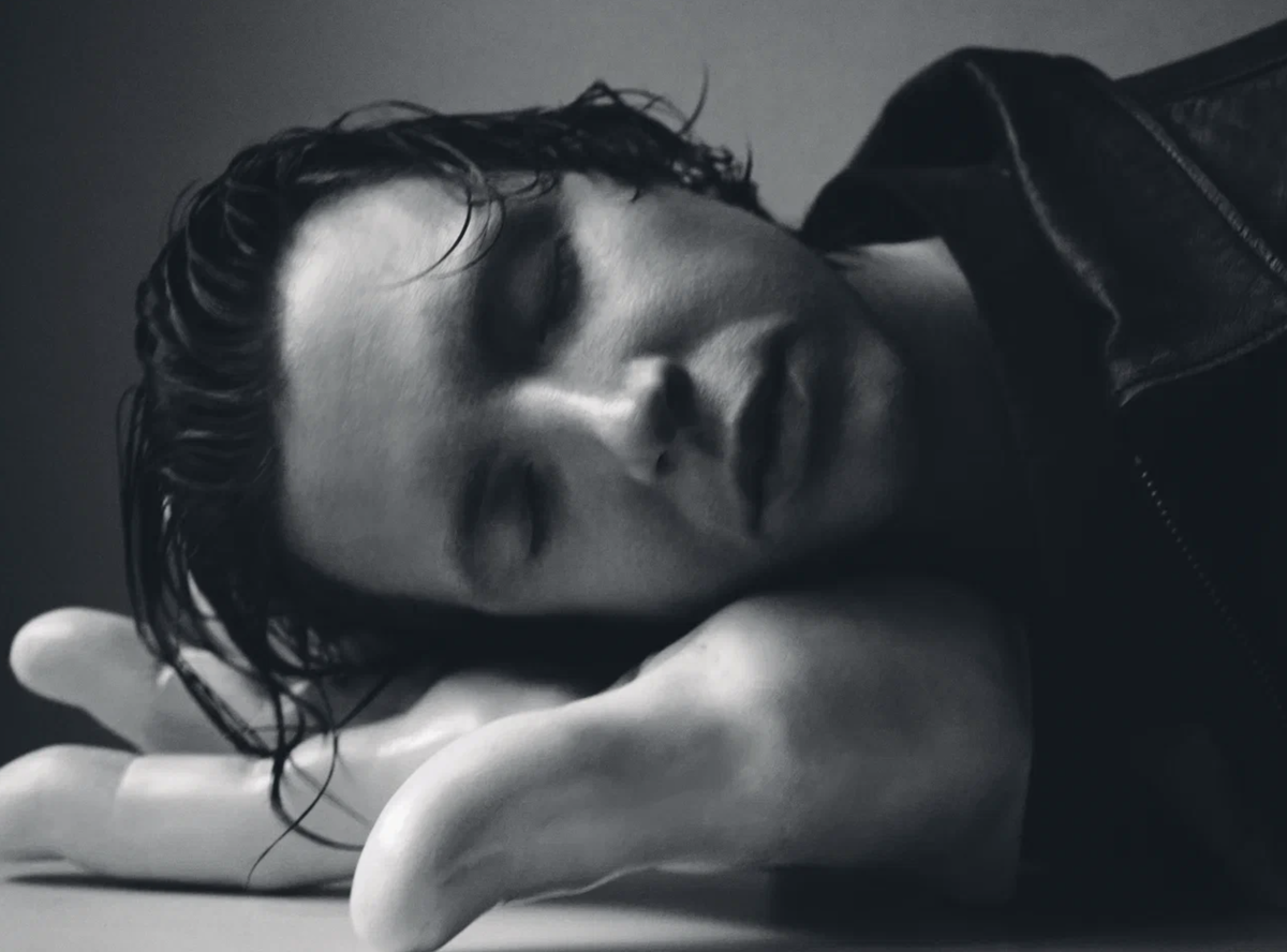     Куртка, Guess; рубашка, KChTZ; галстук, Peserico («Кашемир и Шелк»)