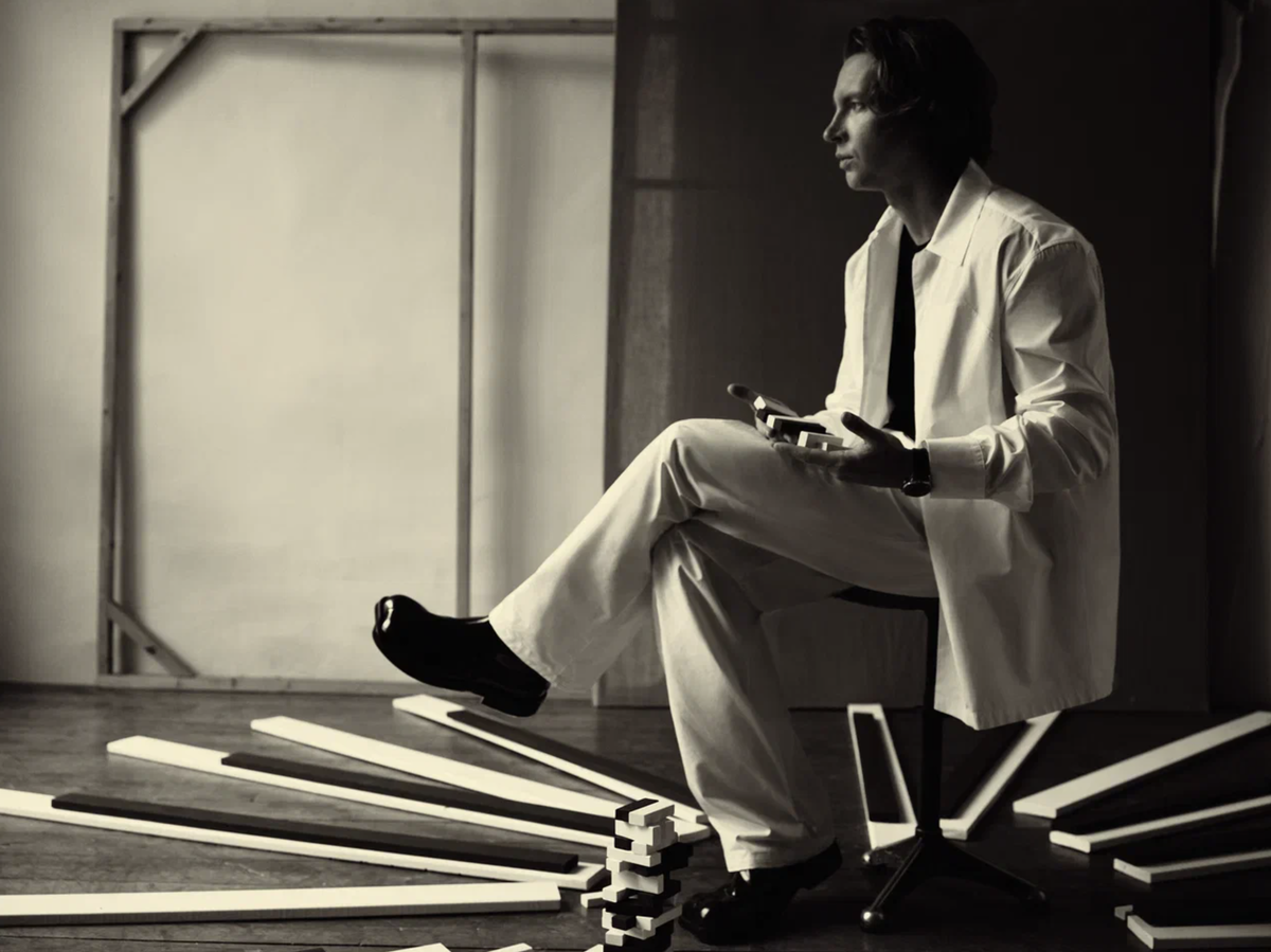     Рубашка, брюки, все — Jil Sander (ЦУМ); футболка, KChTZ; ботинки, MM6 by Maison Margiela (ЦУМ); часы L.U.C GMT One, сталь, Chopard